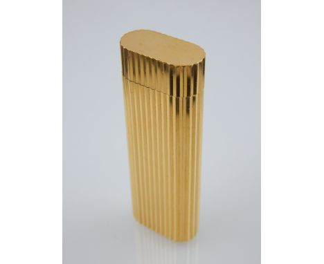 Must de Cartier gold plated lighter of vertical ribbed decoration