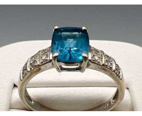 Ladies 9ct white gold blue topaz and diamond ring. 6 round brilliant cut diamonds with blue topaz in centre. 3.3G size R