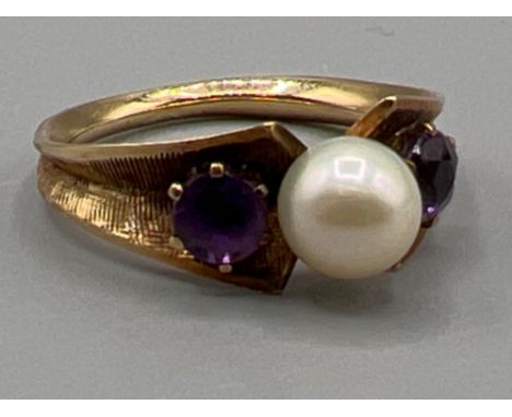 9ct gold cultured Pearl and amethyst 3 stone ring size K