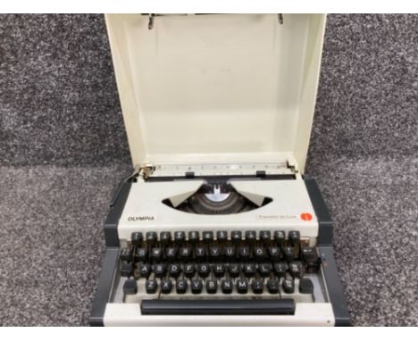 Olympia Traveller de Luxe typewriter