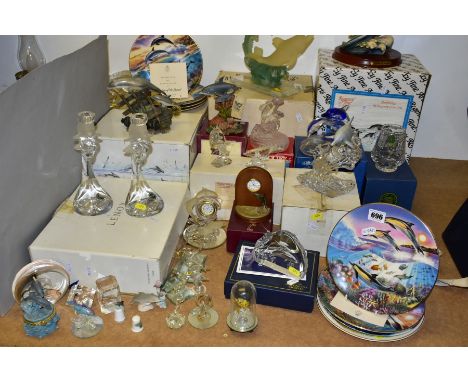A GROUP OF CERAMICS, GLASS AND RESIN DOLPHIN FIGURES, PLATES AND OTHER ITEMS, including ceramic thimbles, paperweights, boxed