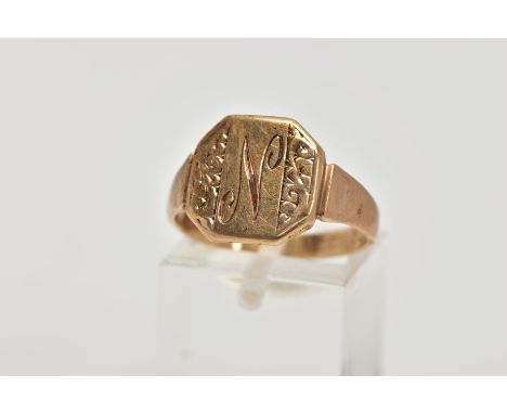 A GENTS 9CT GOLD SIGNET RING, the ring head of a square shape with cut off corners, engraved initial 'N', plain polished band