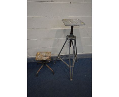 AN ALEC TIRANTI OF LONDON VINTAGE ARTISTS SCOPAS MODELLING STAND, height adjustable platform on a folding tripod base, max he