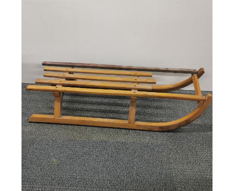 A vintage sledge. L. 90cm.