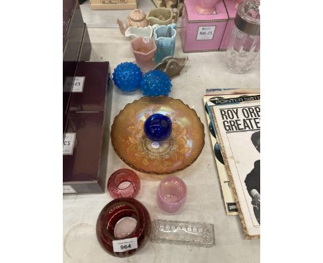 A QUANTITY OF VINTAGE COLOURED GLASS TO INCLUDE BOWLS, JUGS, ETC 
