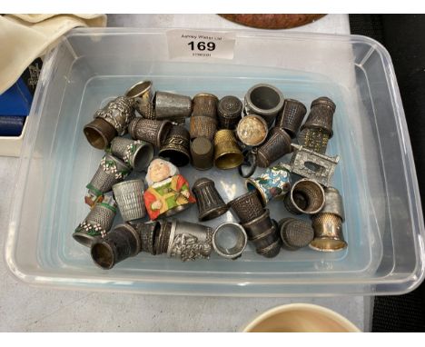 A COLLECTION OF VINTAGE METAL THIMBLES 