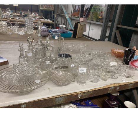 A LARGE COLLECTION OF VINTAGE GLASSWARE TO INCLUDE A HALLMARKED SILVER LIDDED TRINKET DISH, EYE BATHS, SMALL DECANTERS, A CUS