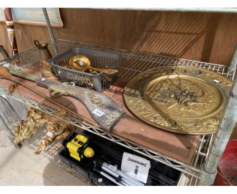 AN ASSORTMENT OF VINTAGE ITEMS TO INCLUDE A BRASS CHARGER, A COPPER HUNTING HORN AND A COPPER JUG ETC 