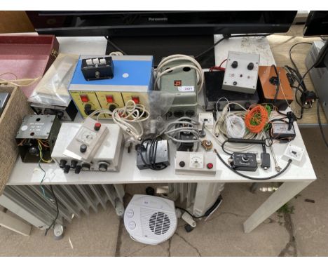 AN ASSORTMENT OF VINTAGE ITEMS TO INCLUDE SWITCHES AND OPERATOR UNITS ETC 