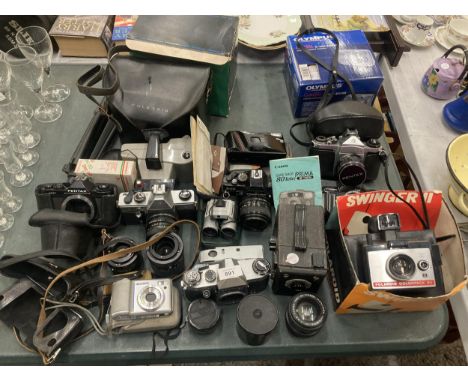 A QUANTITY OF VINTAGE CAMERAS TO INCLUDE A PRAKTICA BC3, PENTAX ASAHI, PRAKTICA TL 5B, PRAKTICA NOVA 1, PENTAX MV, CANON SURE