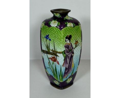 A JAPANESE GINBARI MEIJI PERIOD (1868-1912) ENAMEL DESIGN VASE DECORATED WITH A GEISHA GIRL BY A POND, HEIGHT 12CM 