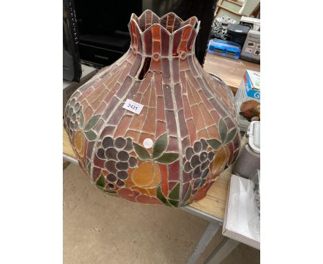 A VINTAGE TIFFANY STYLE LAMPSHADE A/F 