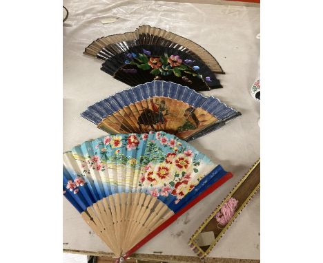A COLLECTION OF VINTAGE FANS - 5 IN TOTAL 