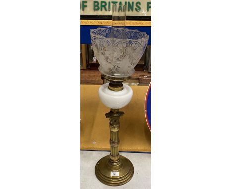 A VINTAGE BRASS CORINTHIAN COLUMN OIL LAMP WITH MILK GLASS RESERVOIR, HEIGHT 77CM 