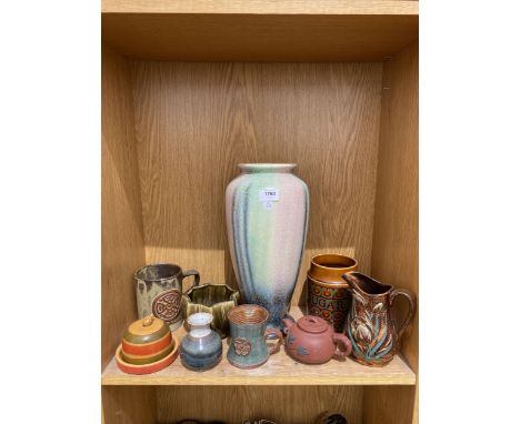 AN ASSORTMENT OF CERAMICS TO INCLUDE A VASE, STUDIO POTTERY JUGS AND A HORNSEA SUGER CADDY ETC 