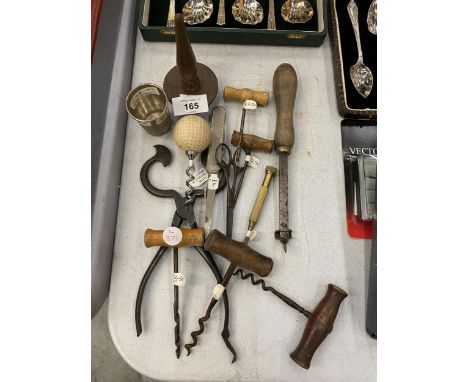 A COLLECTION OF VINTAGE CORKSCREWS, ETC 