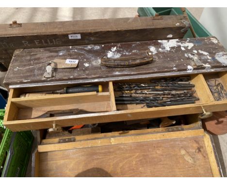 A VINTAGE WOODEN JOINERS CHEST WITH AN ASSORTMENT OF TOOLS TO INCLUDE A WOOD PLANE AND SAWS ETC 