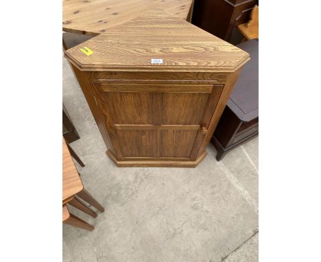 AN ELM ERCOL SINGLE DOOR CORNER CUPBOARD, 26" WIDE 