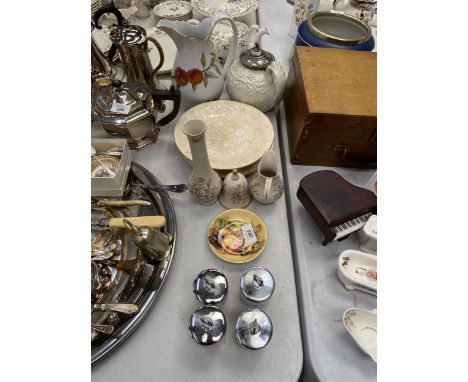 A MIXED LOT OF CERAMICS TO INCLUDE AN AYNSLEY ORCHARD GOLD PIN DISH, LARGE ROYAL WORCESTER EVESHAM JUG, EGG CODDLERS, ETC., 