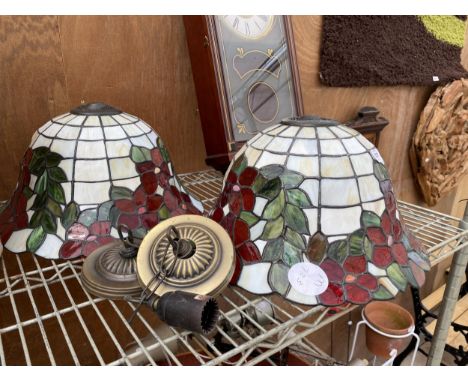 A PAIR OF TIFFANY STYLE LIGHT FITTINGS AND SHADES 