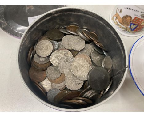A QUANTITY OF VINTAGE COINS TO INCLUDE OLD PENNIES, TWO SHILLINGS, ONE SHIILINGS, ETC 
