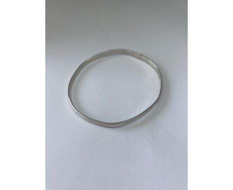 A HALLMARKED CHESTER SILVER CHARLES HORNER BANGLE 