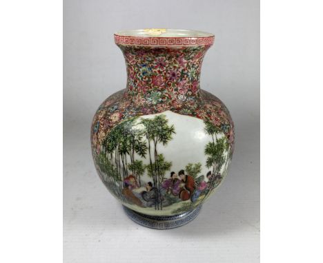 A 20TH CENTURY CHINESE ENAMEL DESIGN FLORAL VASE, SEAL MARK TO BASE, HEIGHT 18CM 