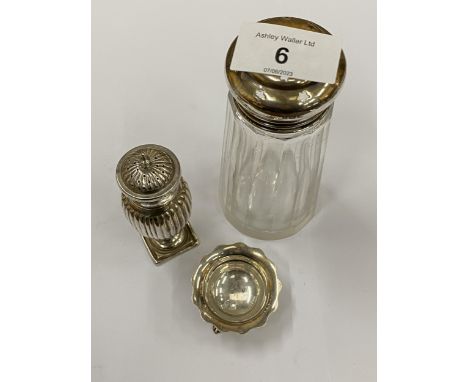 THREE SILVER ITEMS - HALLMARKED PEPPERETTE, OPEN SALT AND SILVER TOPPED SUGAR SIFTER 