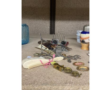 A MIXED VINTAGE LOT TO INCLUDE OPERA GLASSES, A TOAST RACK, BADGES, AN INDIAN STYLE RICKSHAW, ETC 