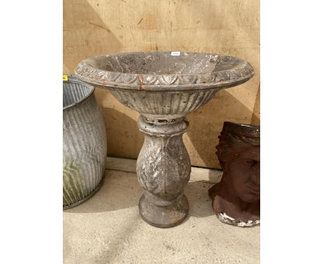 A VINTAGE AND DECORATIVE HEAVY CAST IRON BOWL PLANTER WITH PEDESTAL BASE (H:68CM) 