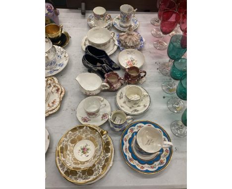 A QUANTITY OF VINTAGE CUPS AND SAUCERS TO INCLUDE MINTON, COALPORT, ROSENTHAL, PARAGON, LIMOGES, ETC PLUS A ROYAL CROWN DERBY