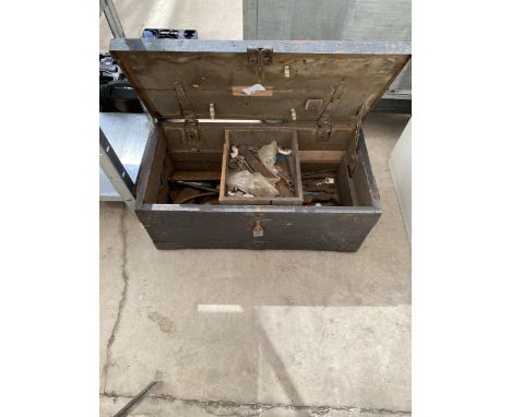 A VINTAGE WOODEN JOINERS CHEST WITH AN ASSORTMENT OF TOOLS TO INCLUDE HAMMERS AND CHISELS ETC 
