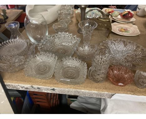 A QUANTITY OF VINTAGE GLASSWARE TO INCLUDE BOWLS, JUGS, VASES, ETC 