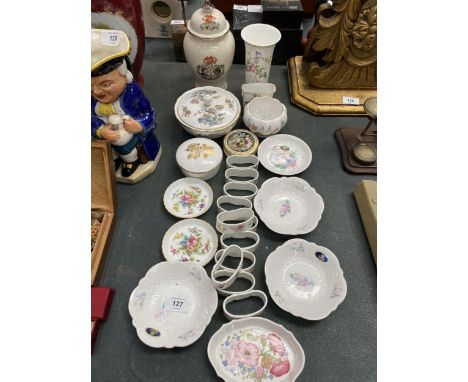 A COLLECTION OF CHINA ITEMS TO INCLUDE NAPKIN RINGS, MINTON, WEDGWOOD, AYNSLEY PIN TRAYS AND TRINKET BOXES PLUS A SADLER COMM
