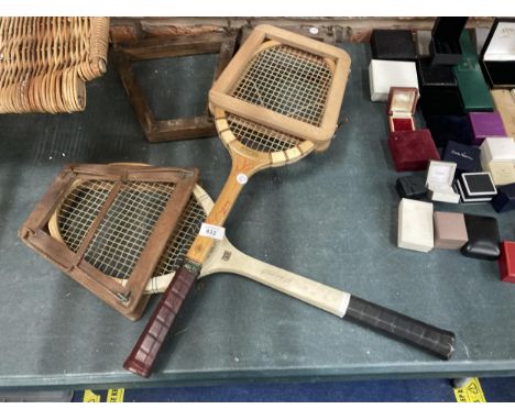 TWO VINTAGE WOODEN TENNIS RACKETS TO INCLUDE SLAZENGER PLUS FOUR WOODEN RACKET FRAMES 