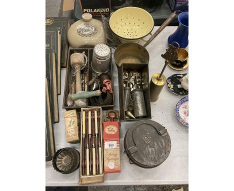 A QUANTITY OF VINTAGE KITCHENALIA ITEMS TO INCLUDE FLATWARE, ICING SETS, METAL PASTRY CASES, BRASS PAN, COLANDER, ETC 