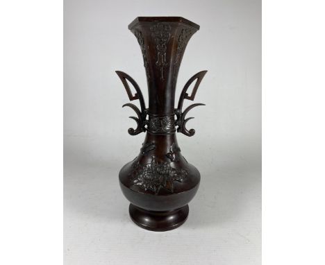 A JAPANESE BRONZE TWIN HANDLED VASE, UNMARKED TO BASE, HEIGHT 28CM 