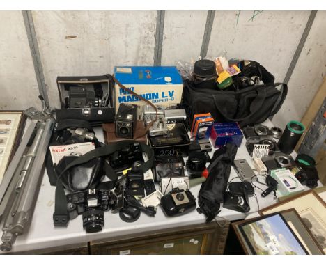 A LARGE LOT OF VINTAGE CAMERAS AND ACCESSORIES TO INCLUDE A NIKON F-401, KODAK BROWNIE 127, OLYMPUS C-200 ZOOM, SIX-20 BROWNI