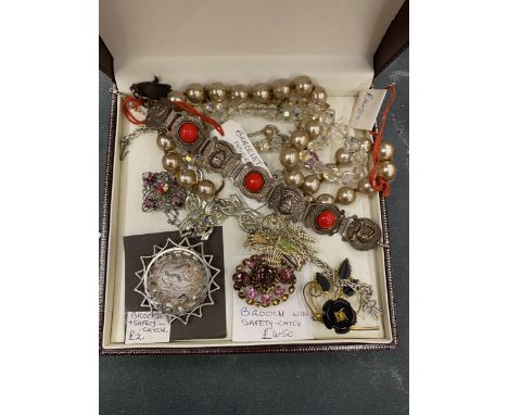 A QUANTITY OF VINTAGE COSTUME JEWELLERY TO INCLUDE BROOCHES, BRACELETS AND NECKLACES 