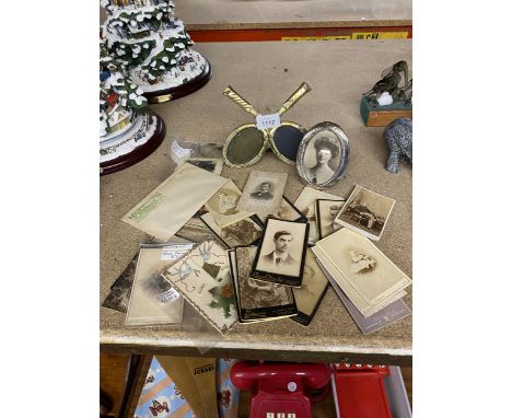 A MIXED VINTAGE LOT TO INCLUDE HALLMARKED SILVER SMALL PHOTO FRAME, BRASS TENNIS RACKET FRAME ETC 
