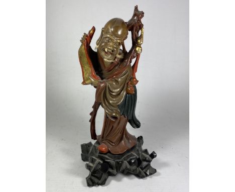 A VINTAGE CHINESE CARVED WOODEN FIGURE OF AN IMMORTAL, HEIGHT 25CM 