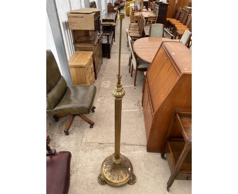 AN EARLY 20TH CENTURY BRASS ADJUSTABLE LAMP STANDARD WITH FLORAL DECORATED BASE AND GREEK KEY PATTERN FEET 