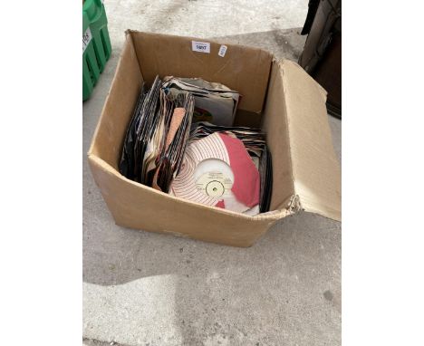 AN ASSORTMENT OF VINTAGE 7" SINGLES 