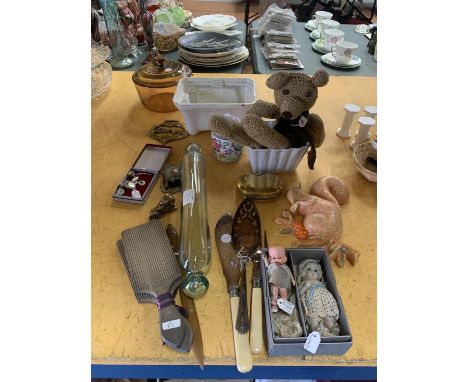 A MIXED VINTAGE LOT TO INCLUDE TWO SMALL BISQUE DOLLS, BUTTER PATS, A GLASS VICTORIAN 'FRIGGER' ROLLING PIN, BRASSWARE, OLD K