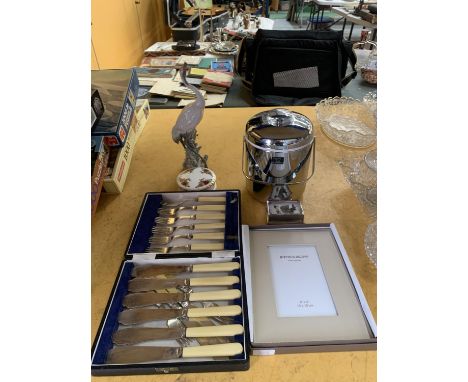 A MIXED LOT TO INCLUDE BOXED VINTAGE FLATWARE, A STAINLESS STEEL ICE BUCKET, 'OLD COUNTRY ROSES' TRINKET BOX, LLADRO STORK FI