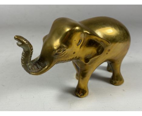 A VINTAGE ORIENTAL SOLID BRASS MODEL OF AN ELEPHANT, HEIGHT 9CM 