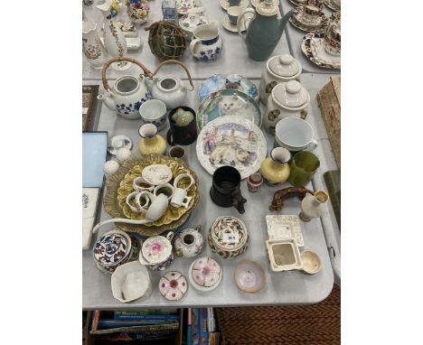 A LARGE QUANTITY OF CERAMIC ITEMS TO INCLUDE CAT CABINET PLATES, STORAGE JARS, TRINKET BOXES, PLATES, VASES, ETC 