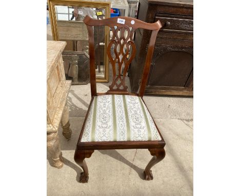 A MAHOGANY CHIPPENDALE STYLE DINING CHAIR ON FRONT CABRIOLE LEGS WITH BALL AND CLAW FEET 