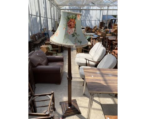 AN EARLY 20TH CENTURY OAK STANDARD LAMP ON STEPPED BASE COMPLETE WITH SHADE 