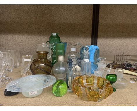A QUANTITY OF VINTAGE GLASS TO INCLUDE VICTORIAN HAND PAINTED, VASES, CANDLESTICK, ETC 